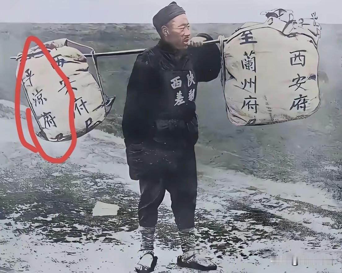 这张百年前照片的主人公应该是现在快递小哥的鼻祖了吧!

这是1910年由英国记者