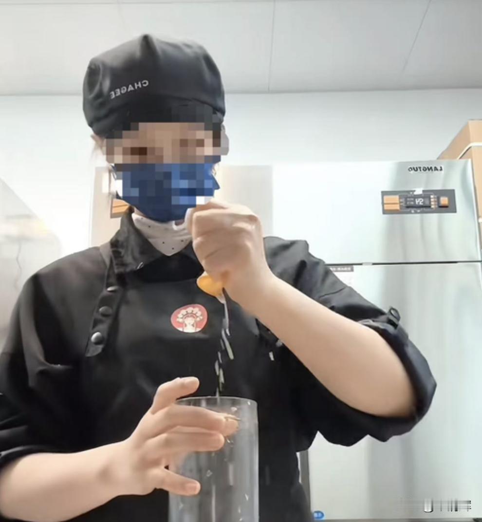 霸王茶姬“手打”食安危机：业绩下滑股价腰斩，被下调盈利预期。据港湾商业观察，岁末