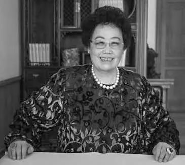 痛别！85岁陈丽华逝世，富华官网变黑白，一生传奇令人动容
 
4月7日噩耗传来，