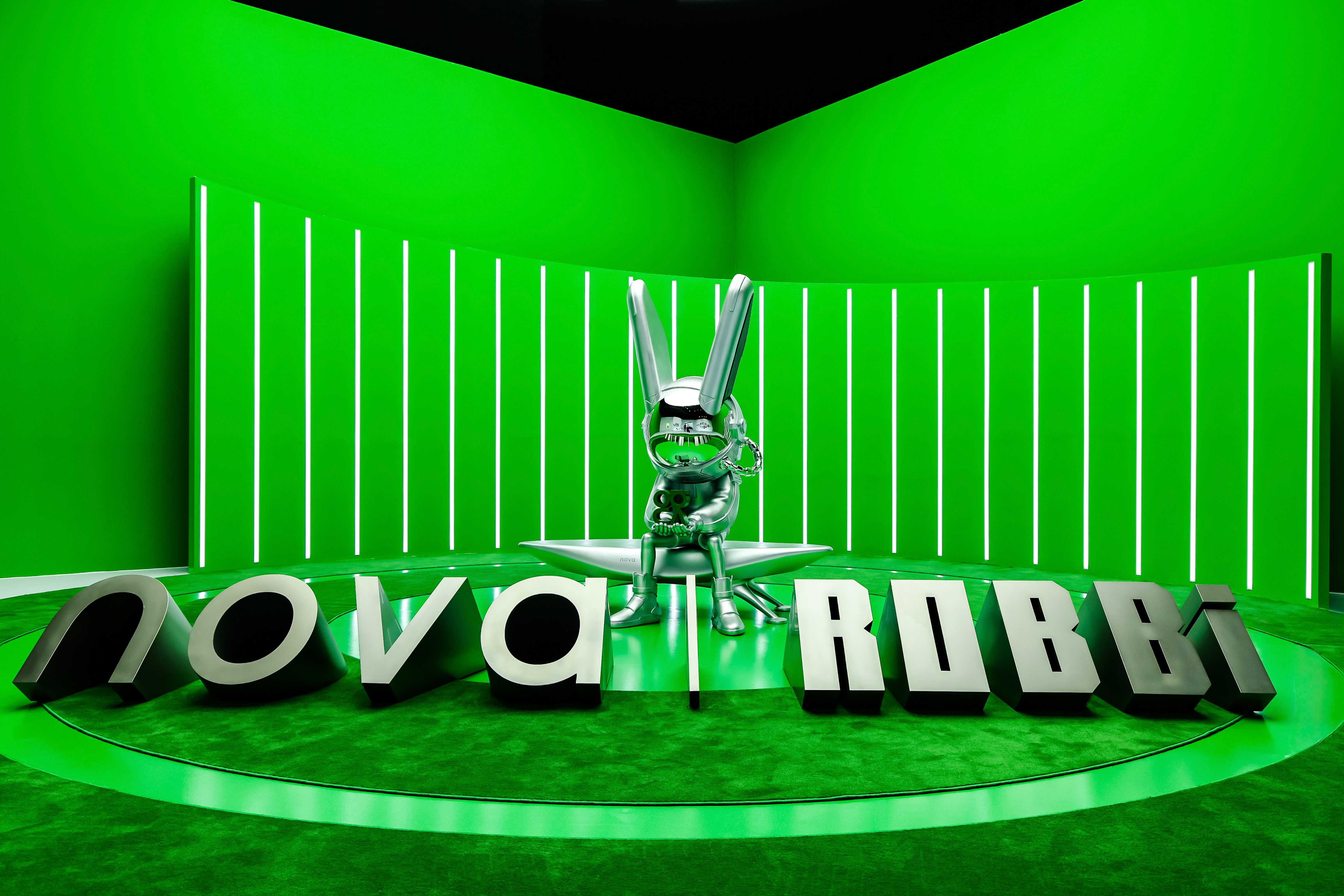 华为发布会秒变潮流派对玩潮流还得看华为，最近几年华为真的是一反常态，设计越来越年