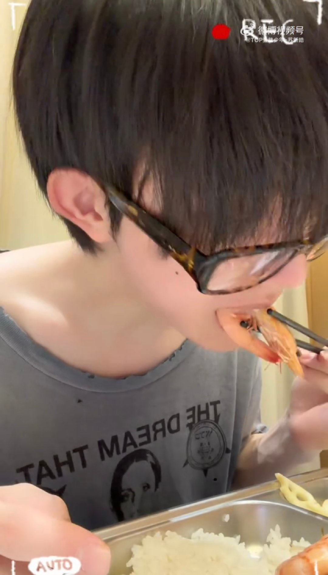 苏新皓吃虾不剥壳哈哈哈哈苏新皓怎么吃虾不剥壳啊 