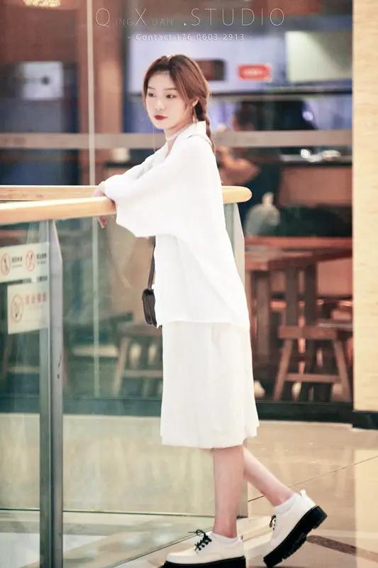 听到《你的酒馆对我打了烊》，瞬间爷青回！这可是 2019 年爆火的歌。陈雪凝那略