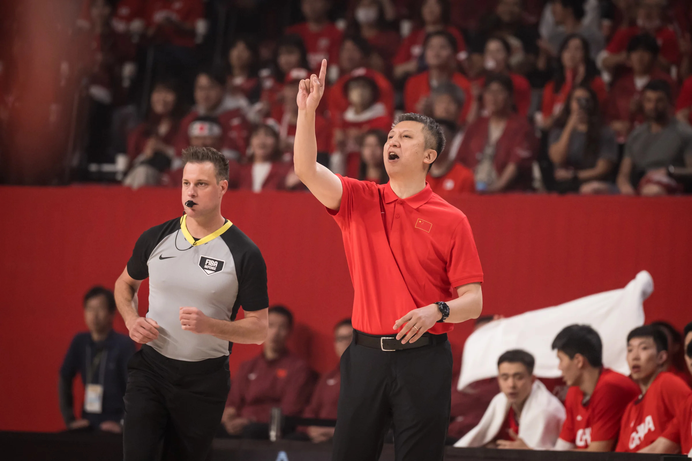 日本 主场哨这场比赛说是5打8，真的一点都不过分！！ 