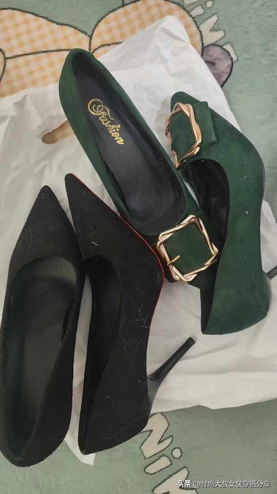 美女为什么都喜欢穿丝袜和高跟鞋！
美女出门高跟鞋和丝袜是绝配，美女穿高跟鞋身材高