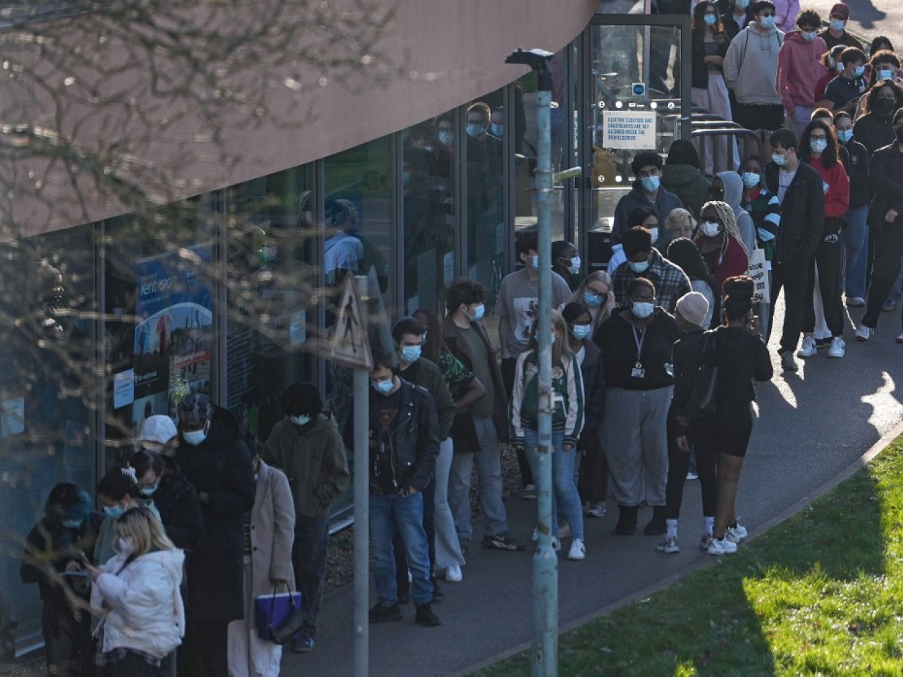 英国肯特郡暴发脑膜炎疫情，确诊及疑似病例已升至二十例，其中两例死亡，感染者多为年