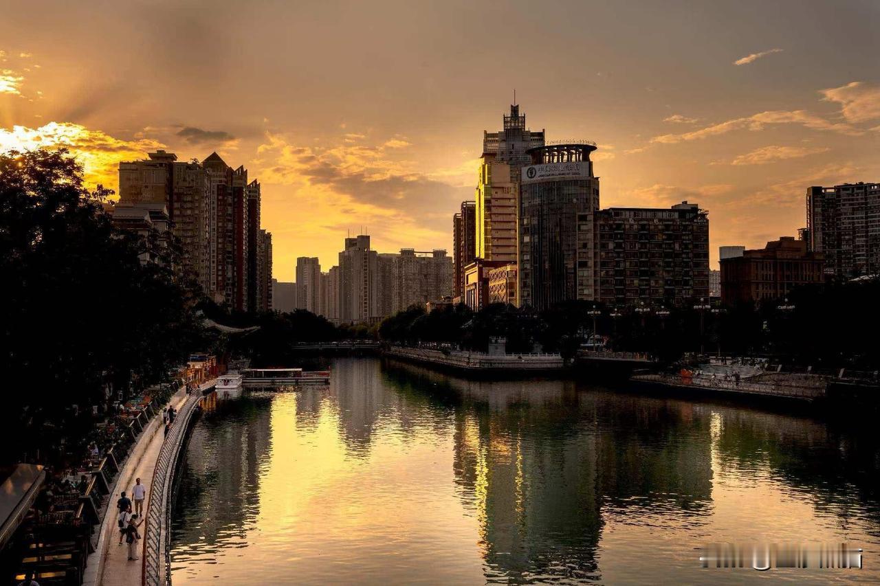 听锦江之涛声，观九眼桥之夜景，感受廊桥黄昏之美妙！（之一）
成都老年人协会摄影专