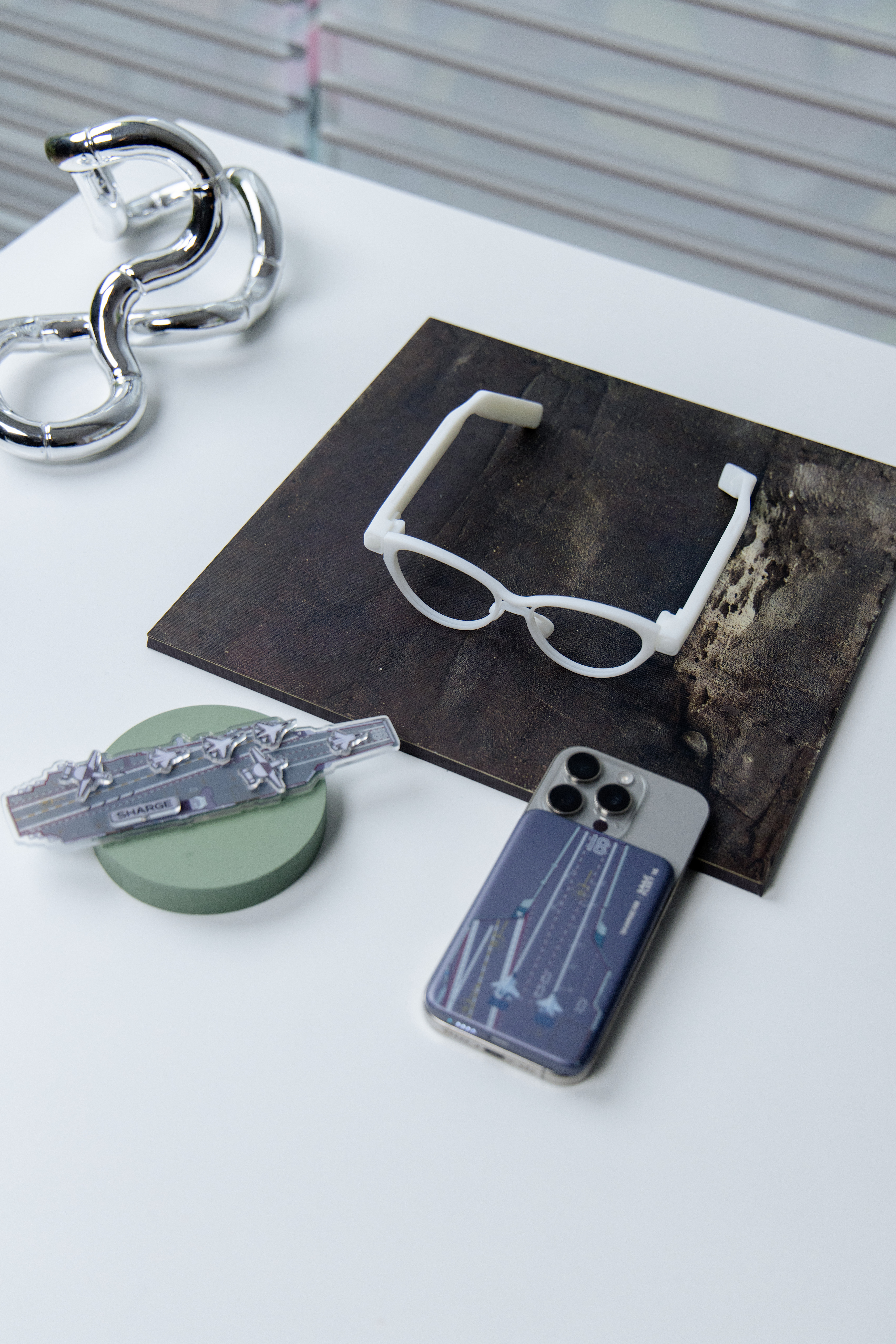 用“航母”给手机充电，这创意是谁想的？很酷哦！产品名：闪极×中国航⺟联名限定版，