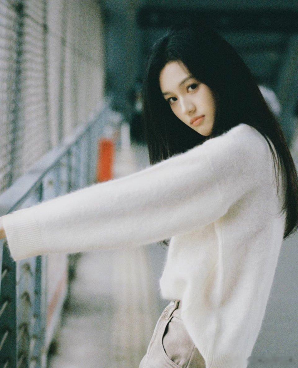 感觉沈羽洁真的还挺不错的，长的好看，看她的live图还是很灵动，至少精修和剧里面