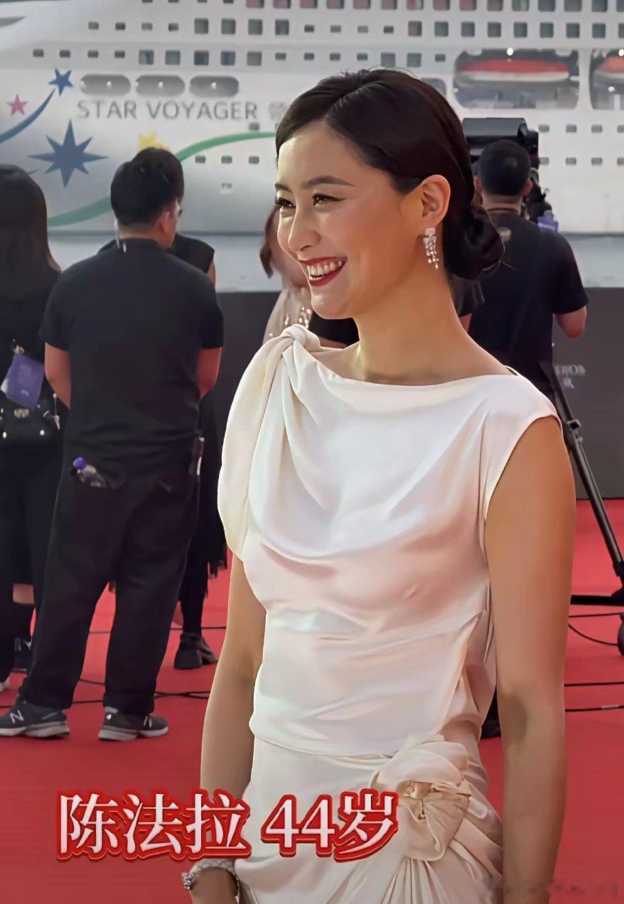 50岁舒淇和47岁章子怡同框，55岁宣萱一出来，评论区直接炸了！金像奖最大“爆冷