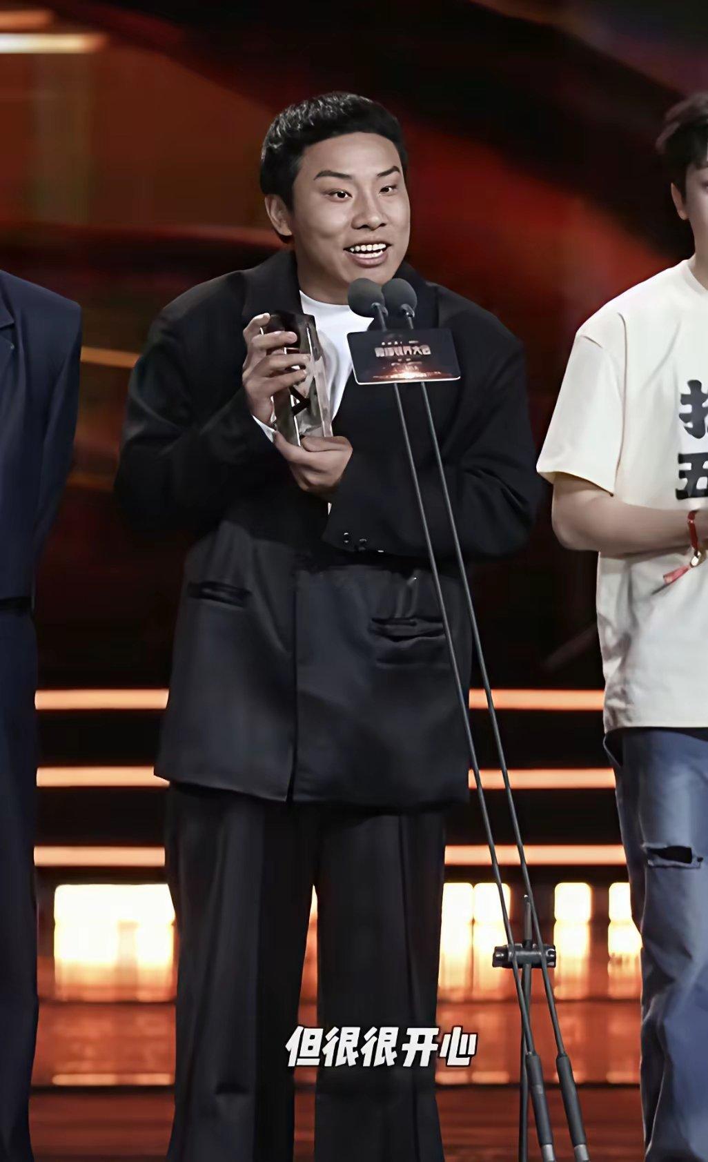 太尴尬了，颁奖出了错！颁给徐志胜的奖杯上，没有写任何荣誉。幸好徐志胜和何炅用一句