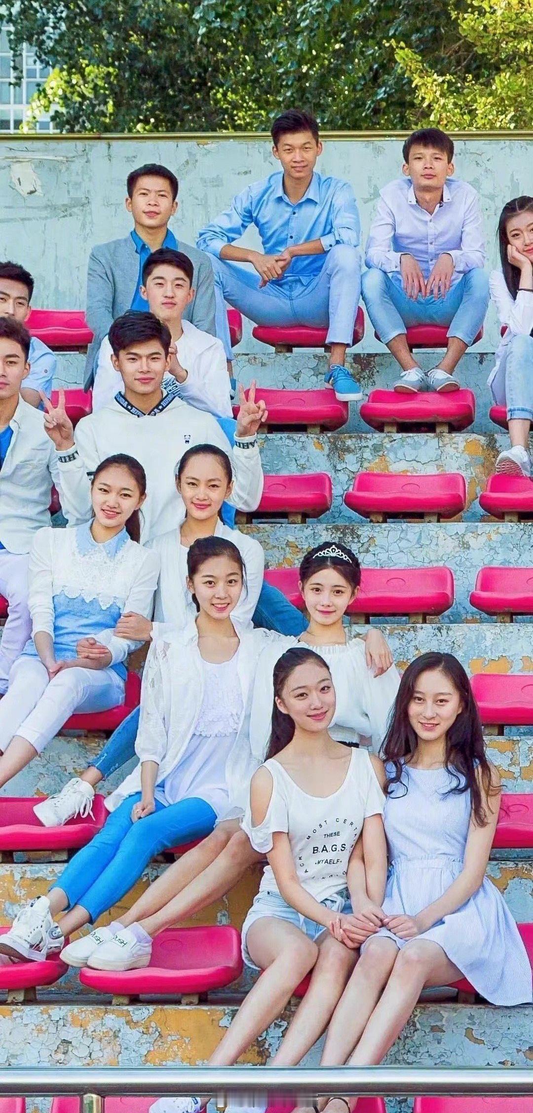 来看看刘浩存、周也和任敏的毕业照～ ​​​