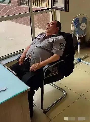 从体格来看，这位安保人员在他们自己单位属于什么级别领导