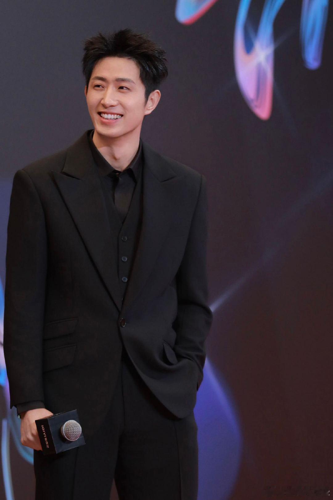 顾总霍总季总今晚团建 恭喜王凯沐！演过顾寒迟的他荣获荧光奖，188男团总裁现身，
