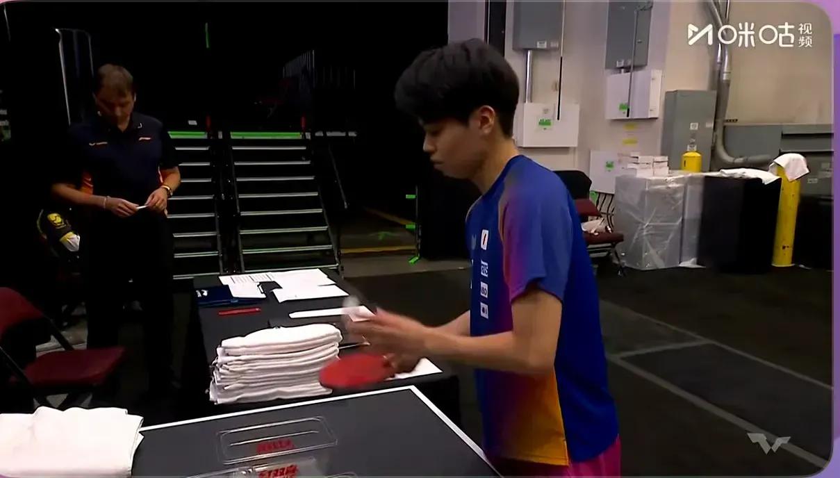7月12日北京时间凌晨，WTT美国大满贯男单4强决赛。
林诗栋越来状态越好，4一
