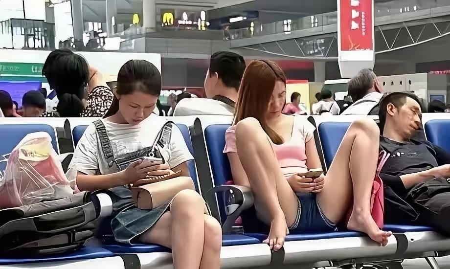 今天在汽车站看到一个女孩子的坐下，说明这个女孩子的作像反映了一个家庭的教育，他爱