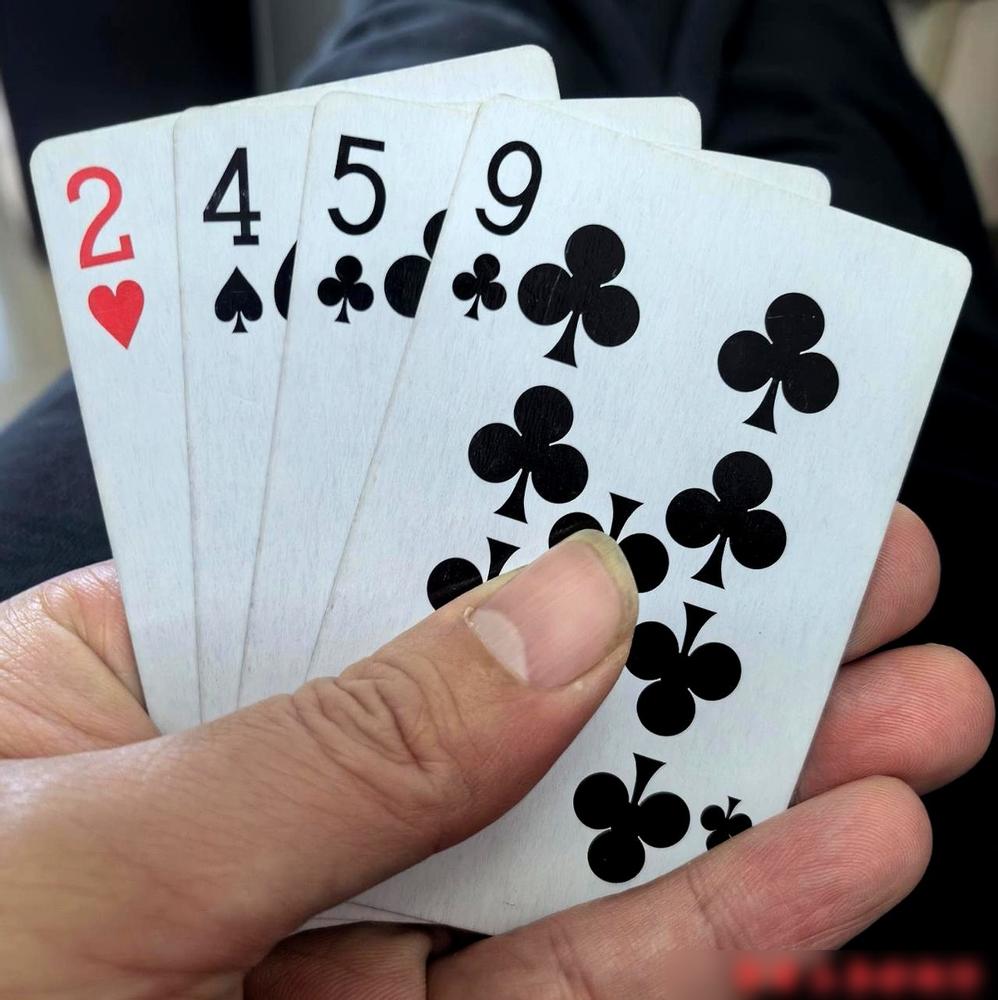 谁小时候没跟同学掰扯过24点？这经典老游戏最近又翻红了！
 
标准玩法用去掉大小