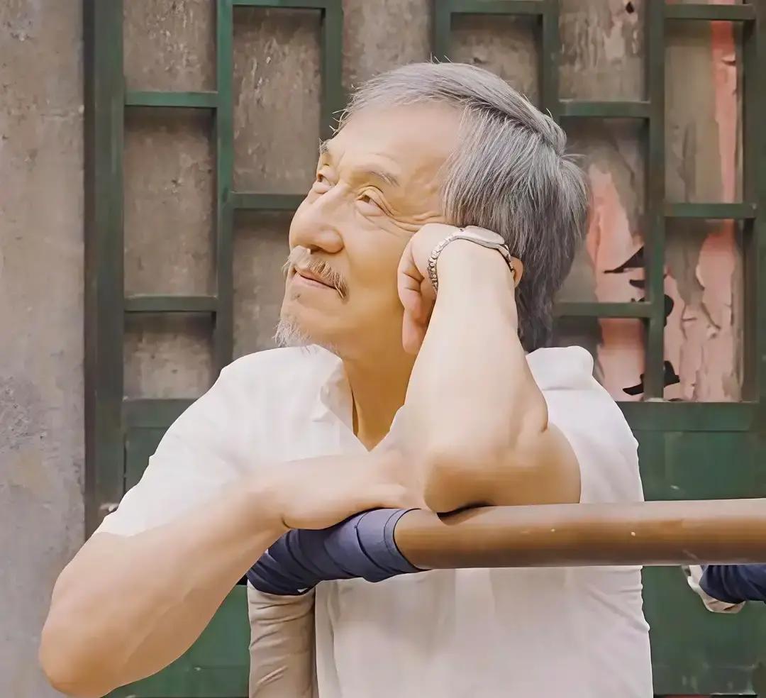 71岁成龙砸了他拿39年的“动作片铁饭碗”——这次他不跳楼，只蹲厨房给女儿煮番茄