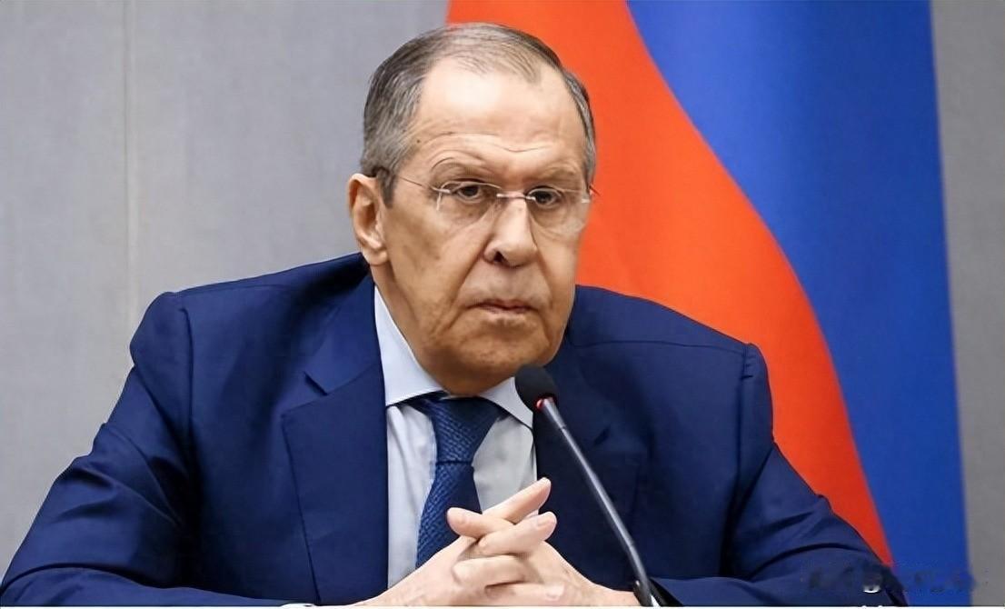 俄外长放话了！
针对近日美西方国家加大对乌克兰的军事援助。
俄罗斯外长谢尔盖·拉