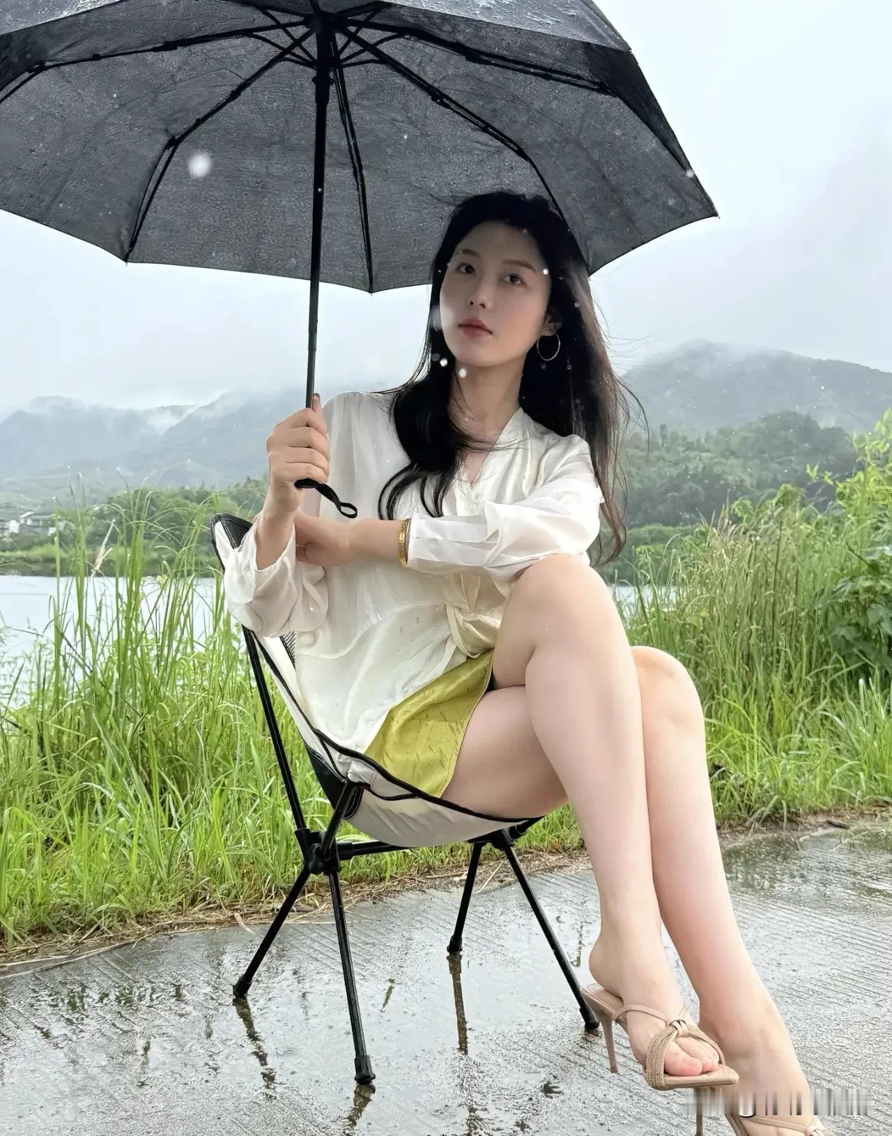 雨中漫步，她笑如阳光般灿烂  
伞下风情，每一步都似画中游