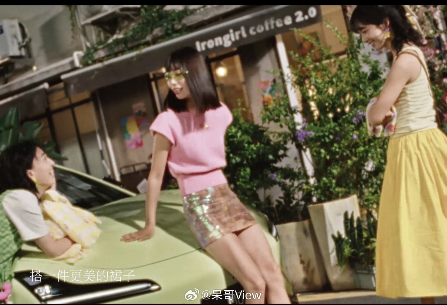 小鹏这次新颜色加上欧阳娜娜，更像是给这款车加了一层情绪滤镜，春天嘛，总得有点新鲜