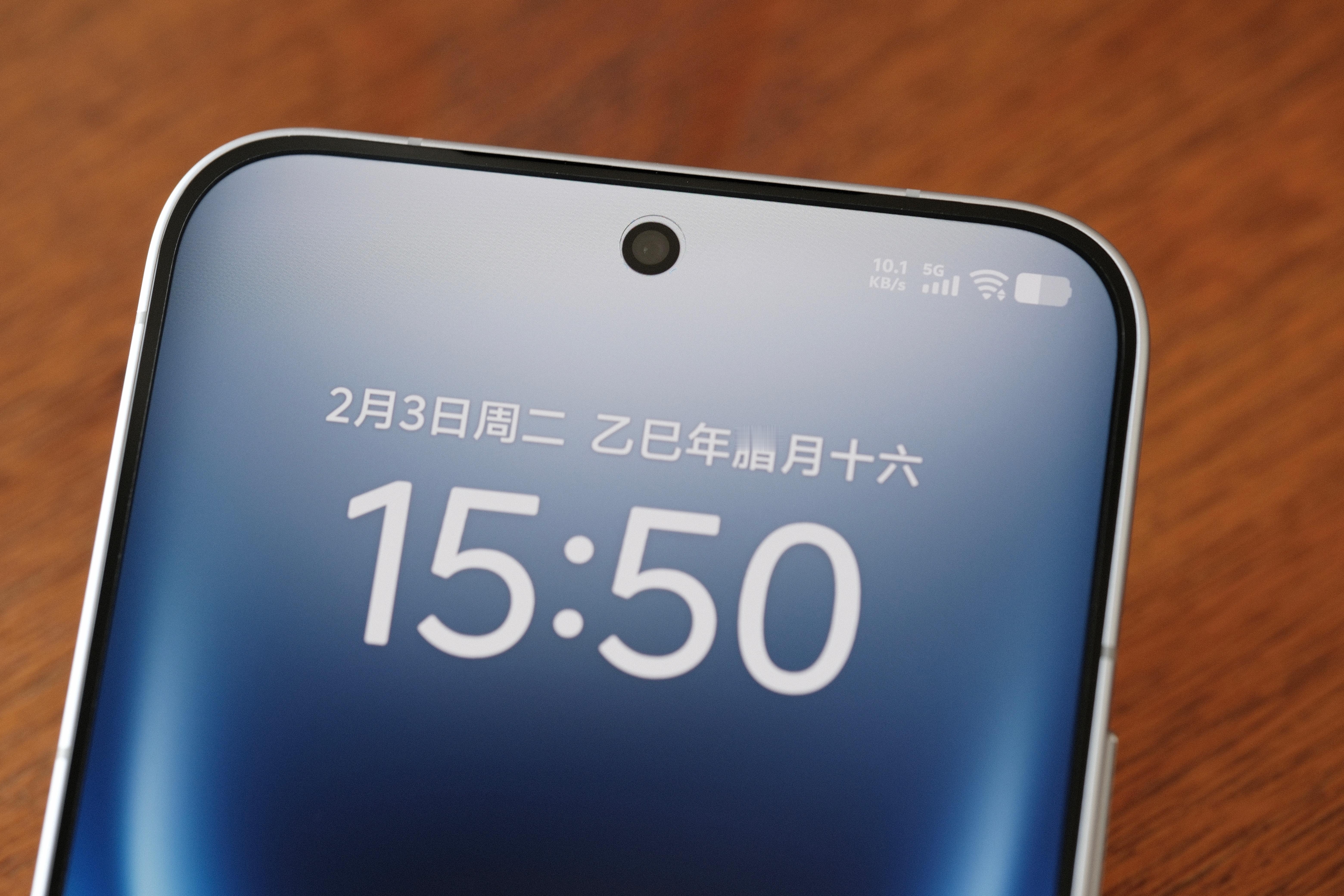 分享一组iQOO 15 Ultra「2049」实拍图，整机真的太帅了，无比喜欢。