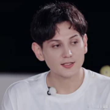 艾热曾怕不能给孜巴好的未来 刚刷到艾热谈过去的采访，他说怕耽误孜巴时的自卑模样，