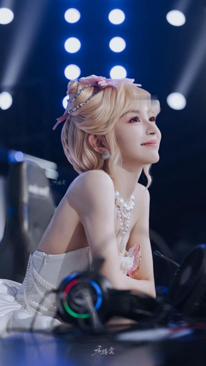 田曦薇子夜归人生镜头 《子夜归》里田曦薇的猫公大人太会勾人！慵懒抬眼时眼尾的小弧