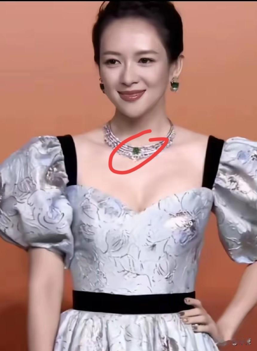 章子怡，47岁了，该经历的差不多都经历了。
 
结过婚，也离过婚，生了孩子，拍了