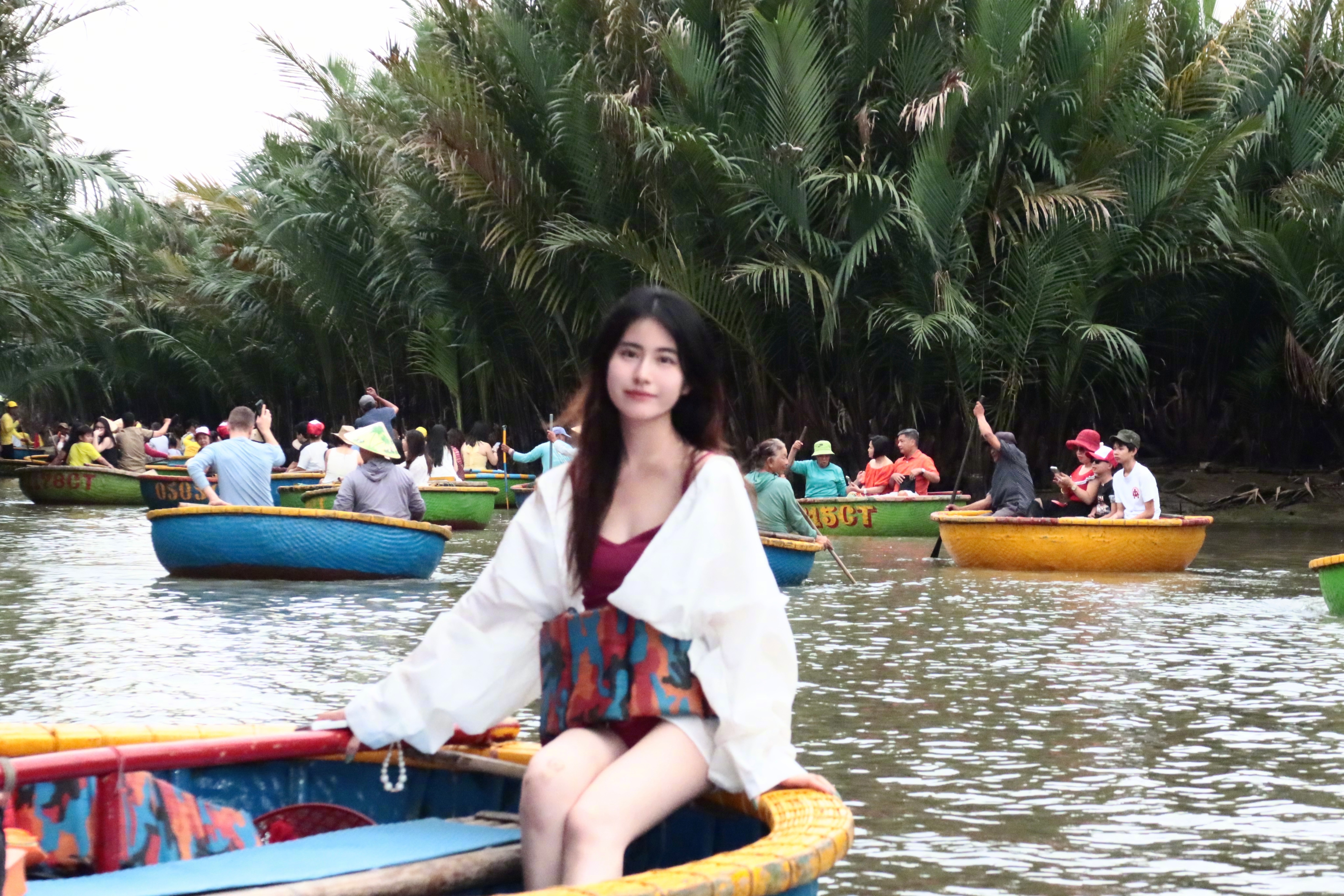 终于打卡了会安的椰子船！🌴钻进被水椰林包裹的河道，坐着圆滚滚的簸箕船穿梭其中，