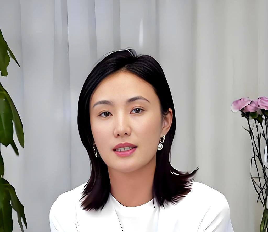 3.8万人逼她复婚
 
她一句“随缘”把弹幕干沉默。
 
我蹲完整场，没听到复合