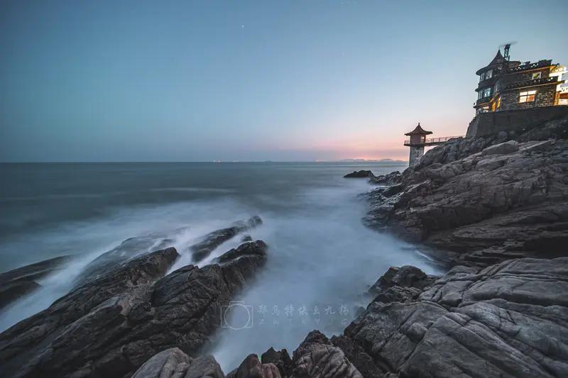 上联：临风望海，心驰四海吞千浪；
下联：踏浪追云，志在九霄揽长天。