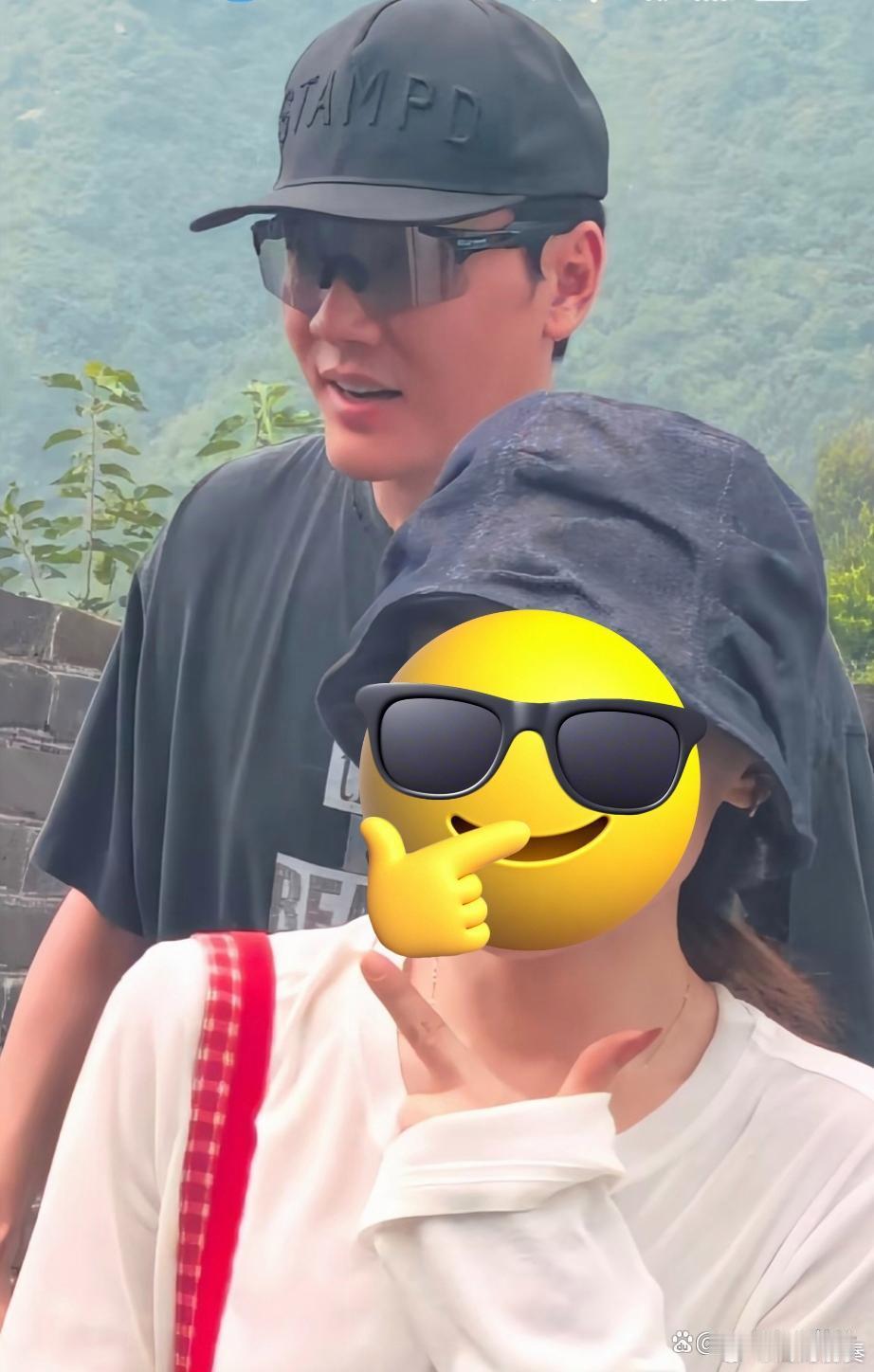 冯绍峰携与赵丽颖所生儿子爬长城，父子俩身形好像，穿衣打扮也是 