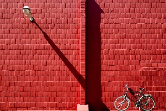 城市的街景大多是低调的灰与白，直到那一抹红色闯入视线，瞬间就让整个画面鲜活起来。