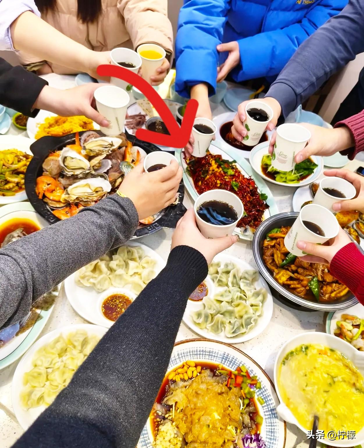 我发现，
就算关系特别好的朋友、同学和亲戚，只要你不主动请客吃饭，就不会有人出来