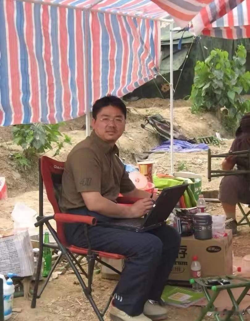 东哥08年在汶川地震灾区的一张照片，看得出来他满脸疲惫，但感觉特别帅[赞]