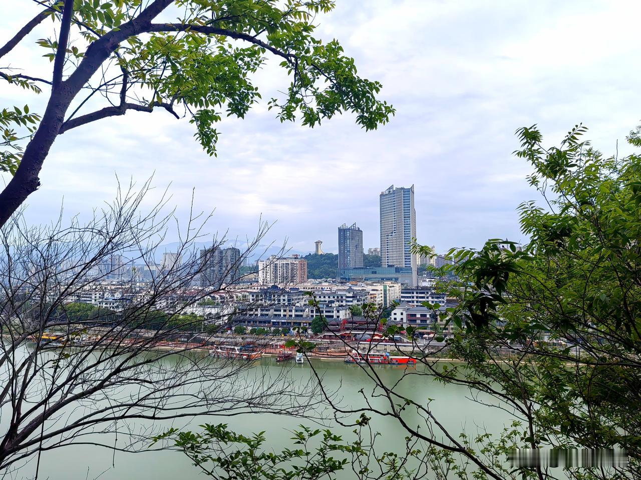 广元城的静谧花园，很少有人知道的美好，就在江边很方便
以前放假，我总是和老婆开着