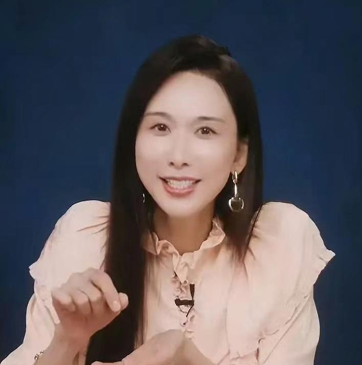 “不老女神”也老了，
51岁的林志玲已经不适合再发嗲卖萌了，
刷到她最新VOGU
