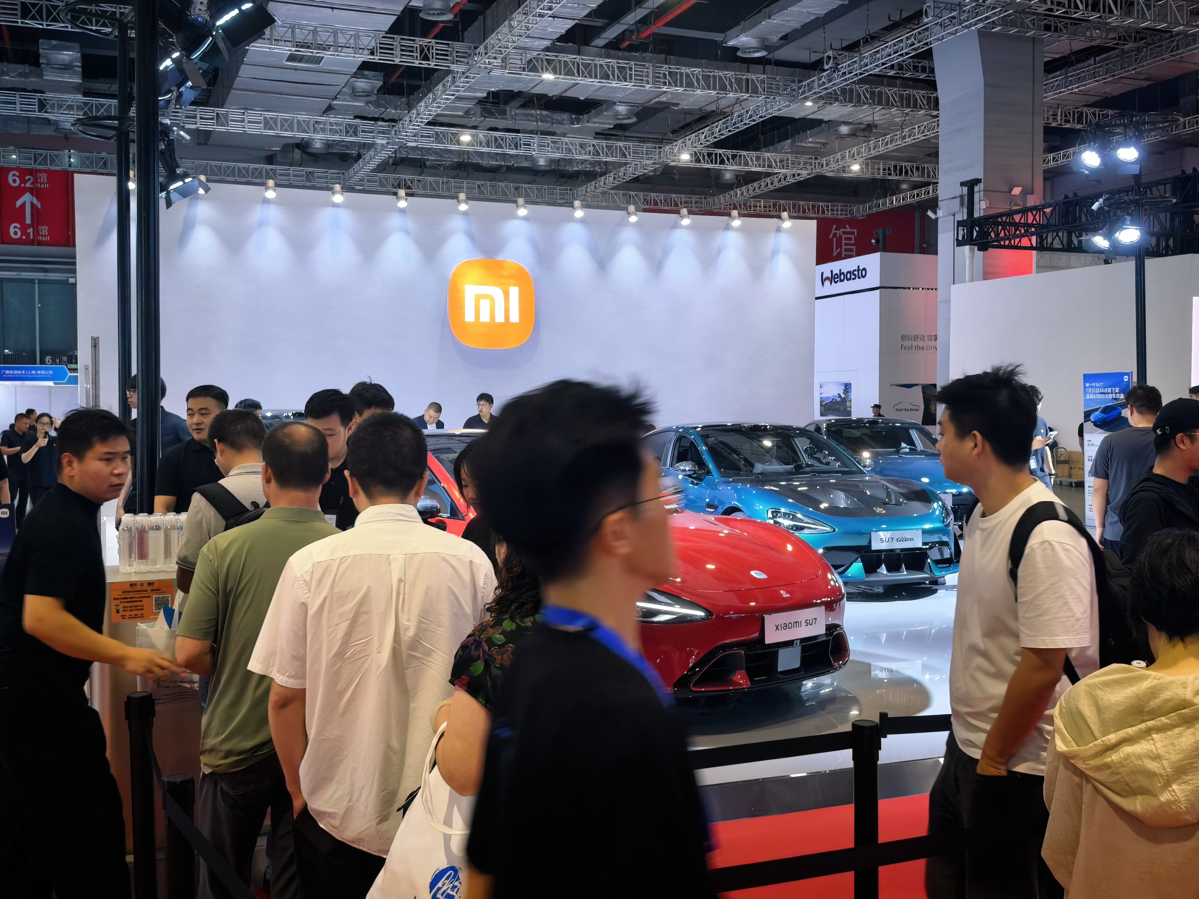 小米真的永远都不缺人气，在上海国际低碳智慧出行展览会现场，相比别家展位，小米展位