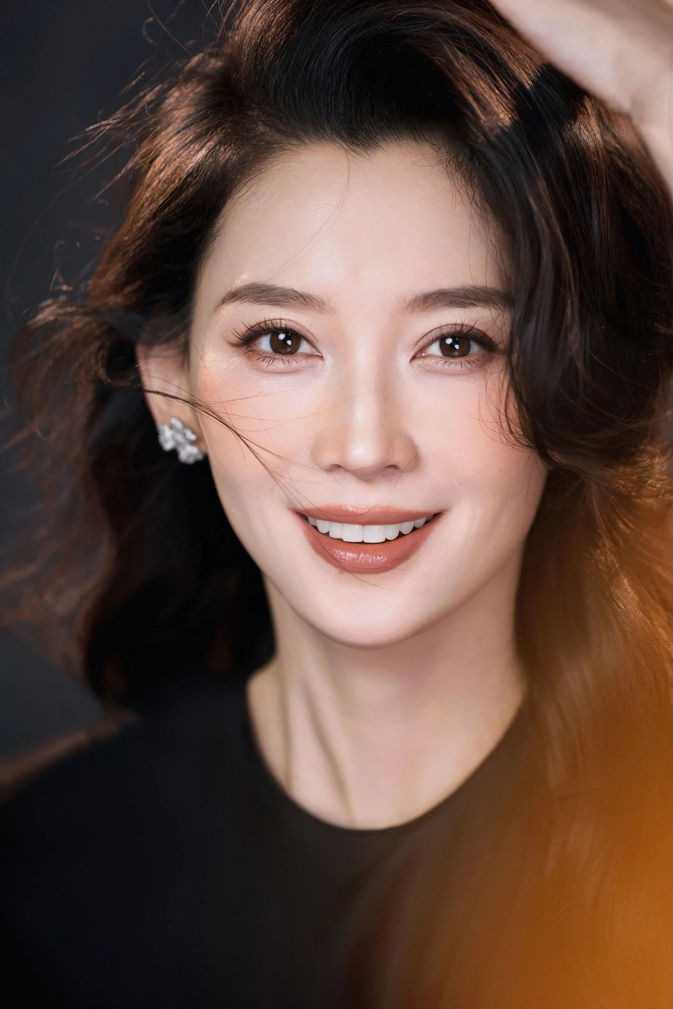 森林北光影肖像｜黑色缎面长裙 温婉贵气。− 风格：肖像 形象照 职业照...