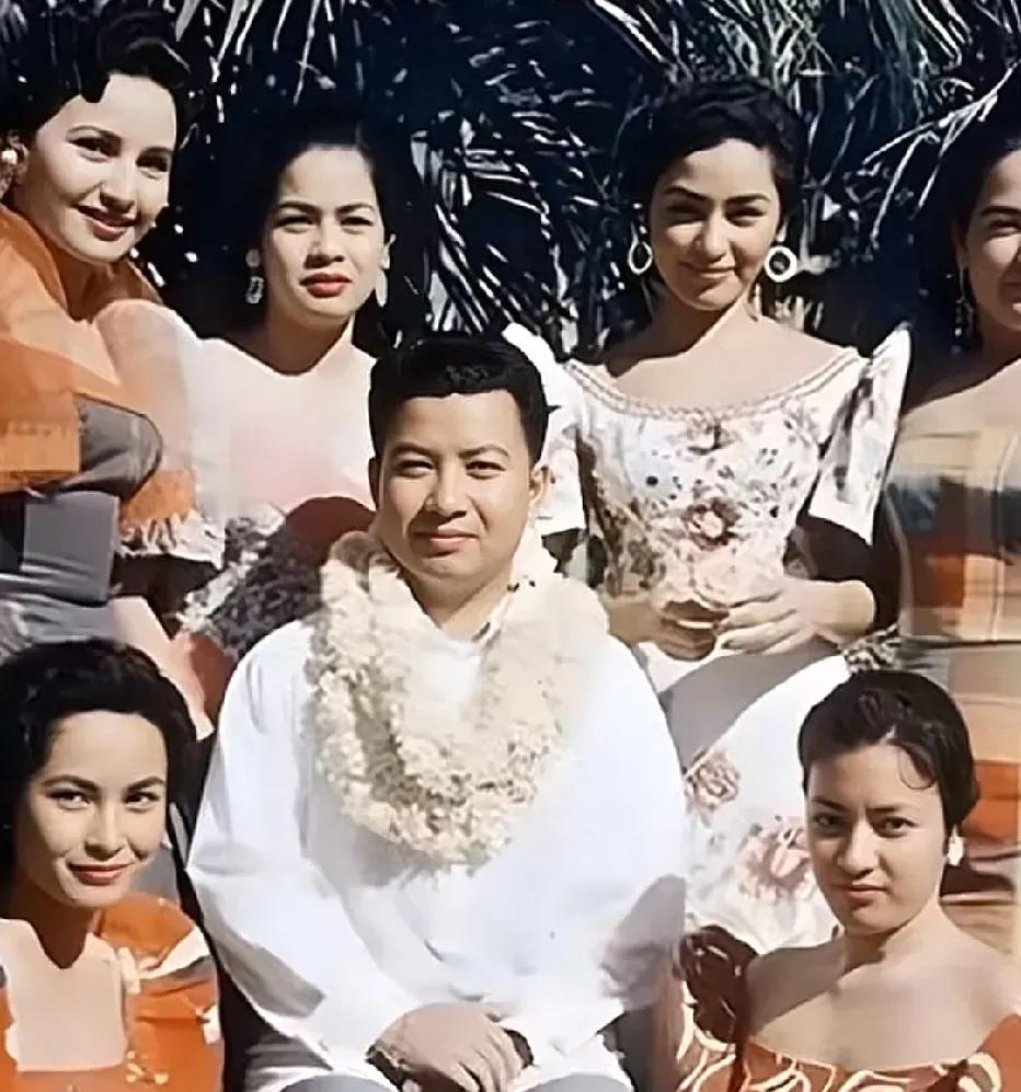 上世纪50年代，柬埔寨国王与他六位美若天仙的妻子，每位妻子都容颜出众，身边还有一