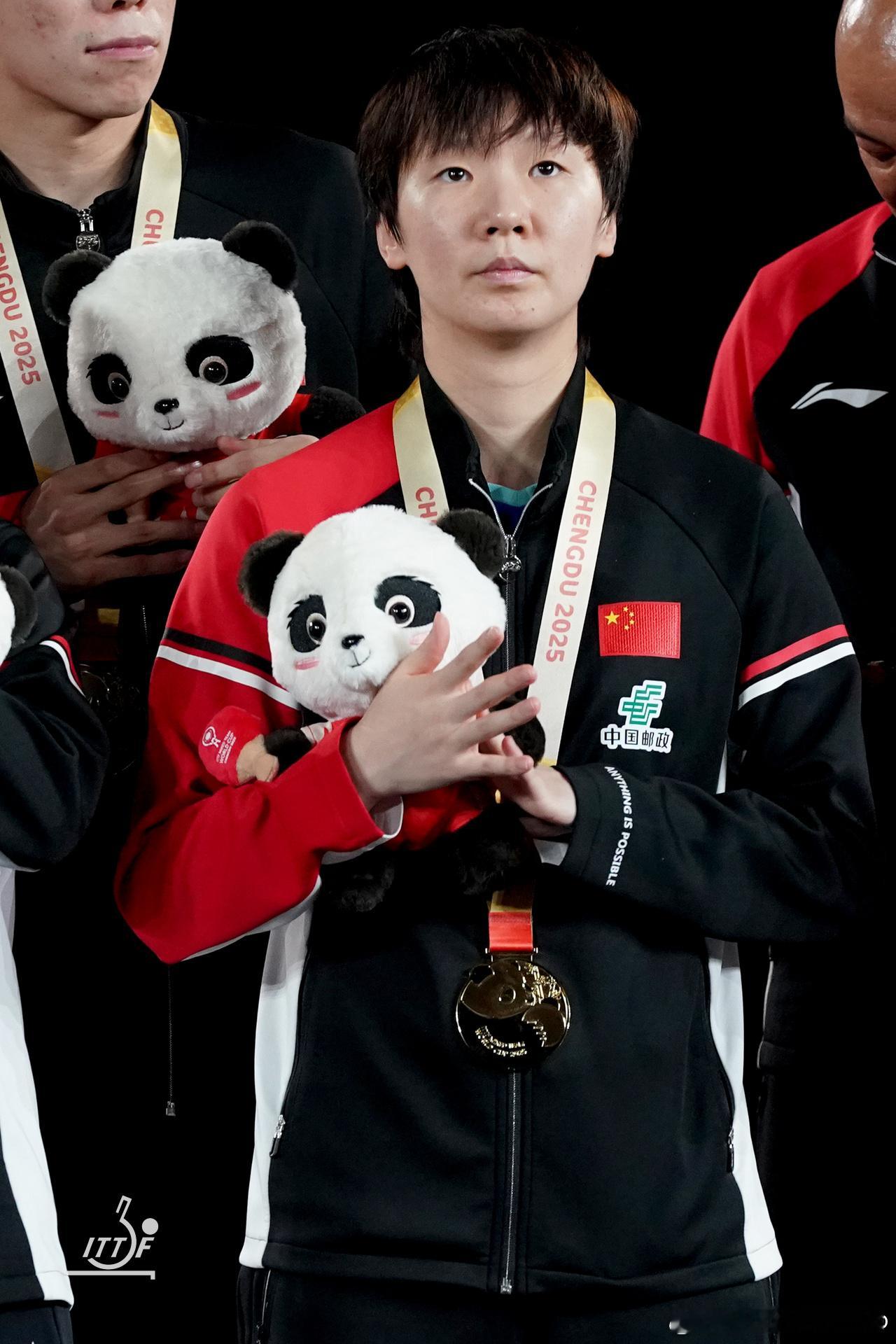 有一张颁奖仪式单人照🥇 