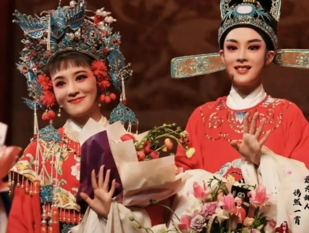 #陈丽君杭州梁祝一票难求#越剧女扮男装以前是个政治问题。
50年代为了响应“男女