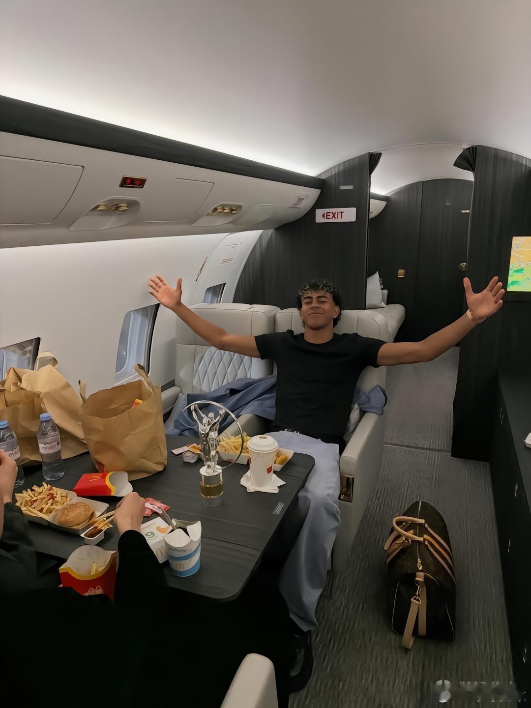 亚马尔 亚马尔赛前48小时吃麦当劳后在比赛中受伤，被主持人批不职业。当地时间本周