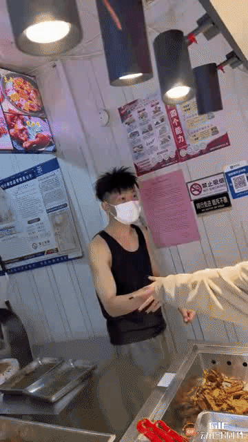 放开这位小哥，让大爷们来[呆无辜]。你看看，这帮女游客果然是老虎，把人家小哥吓成