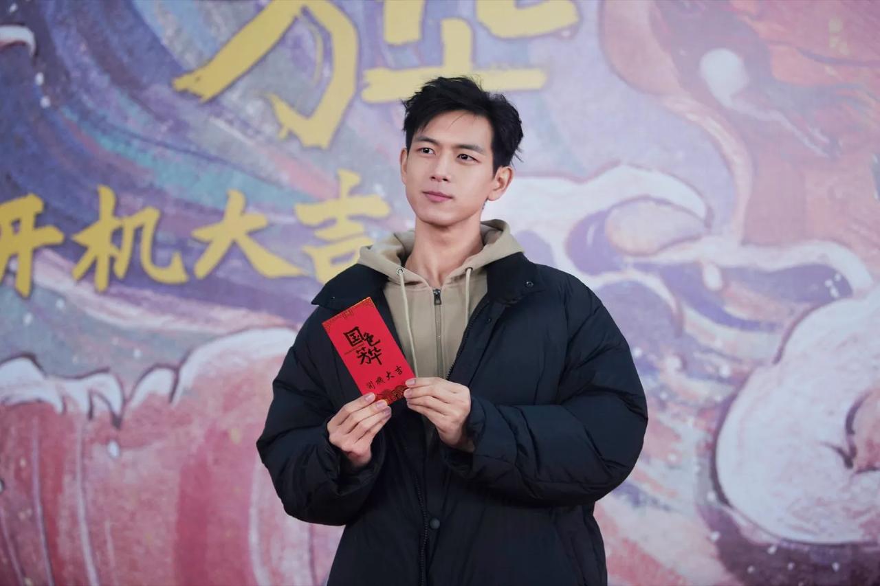 李现长得挺帅的，可惜在有风的这部电视剧中没有得到太多的加持，反而刘亦菲吃到的红利