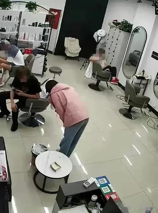 她道歉的是店主吗？不，她道歉的是舆论，是网络的力量，是马上要承担的后果。权力的滥