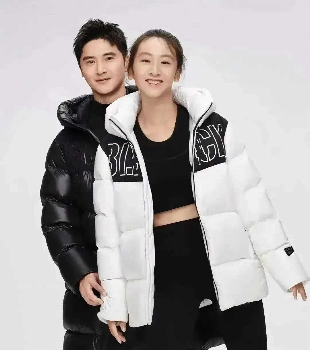 摄影师对田亮说：“你女儿都亭亭玉立了，你却还没有变老。”

田亮笑着说：“是啊，