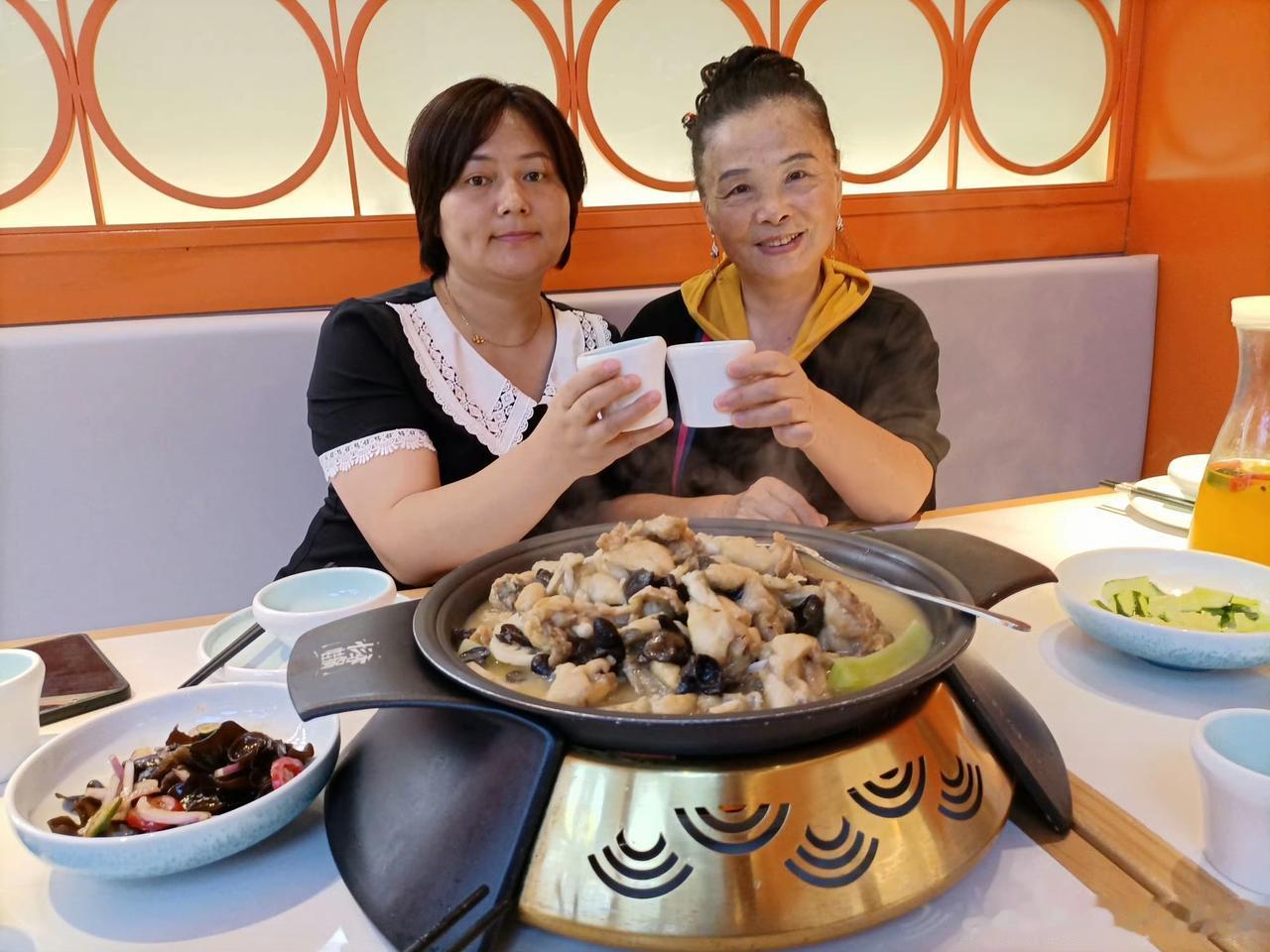 夏日生活打卡季我与儿媳妇合影