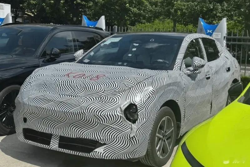 小鹏MONA SUV谍照，采用轿跑式车身设计我盲猜一手，低配14万，顶配18万，