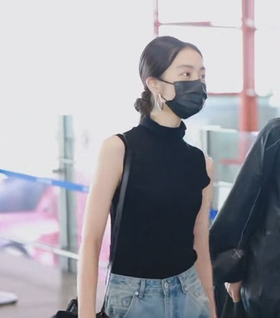 黄多多放暑假回国褪去校园青涩，少女气质愈发出众。简单的基础款穿搭，依旧难掩优越的